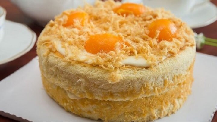 Đĩa bánh bông lan trứng muối nguyên chiếc với sốt phô mai, rắc chà bông bên trên, thể hiện tổng lượng calo bánh bông lan trứng muối