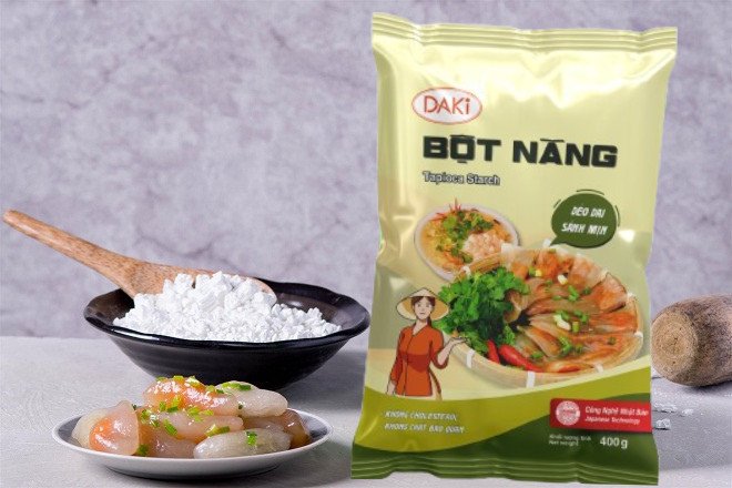 Dĩa bánh bột lọc tôm thịt hấp dẫn với lớp vỏ trong suốt và nước chấm cay nồng