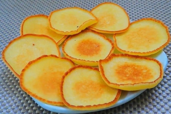 Đĩa bánh bột mì trứng chiên phồng xốp, vàng đều, với hương vị thơm lừng của trứng và sữa đặc