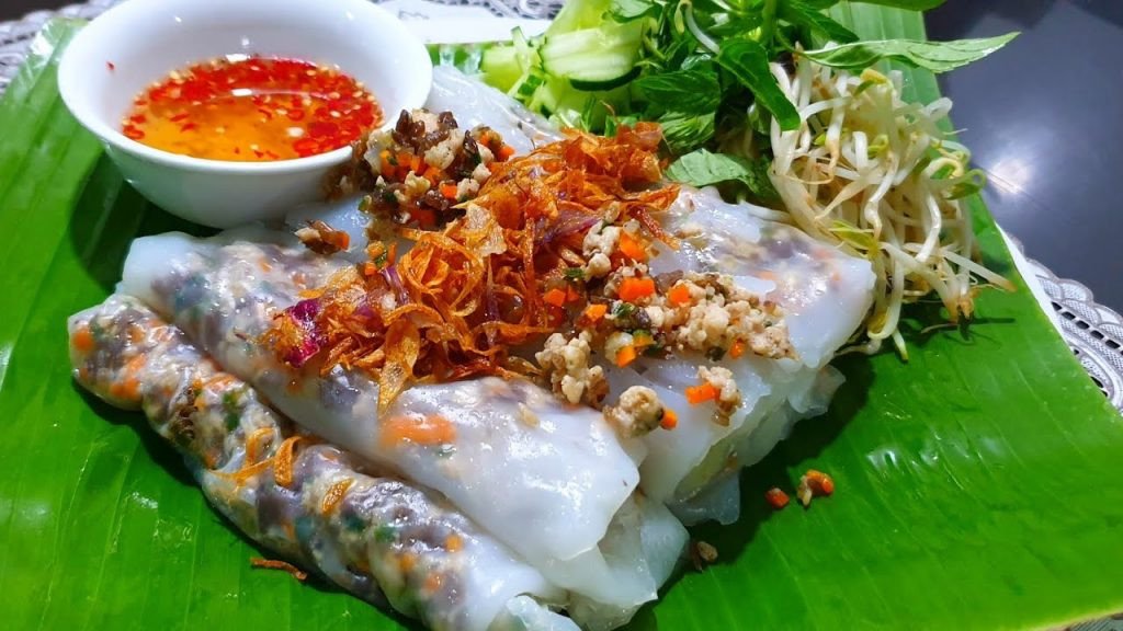 Đĩa bánh cuốn hấp dẫn với sự kết hợp hài hòa giữa bánh, chả, rau thơm và nước chấm, lý giải vì sao nhiều người yêu thích.