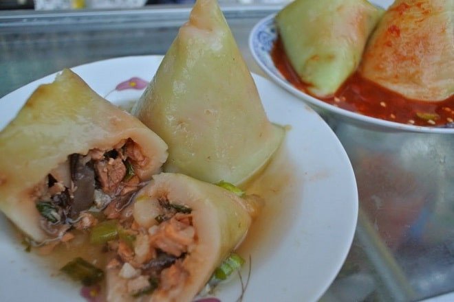 Đĩa bánh gói Nghệ An nóng hổi, vỏ dẻo trong suốt, nhân đậm đà hấp dẫn