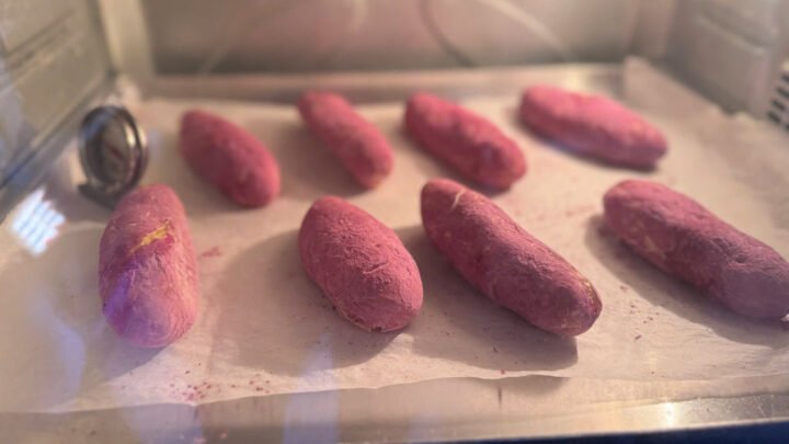 Đĩa bánh khoai lang phô mai kéo sợi vàng ươm hấp dẫn