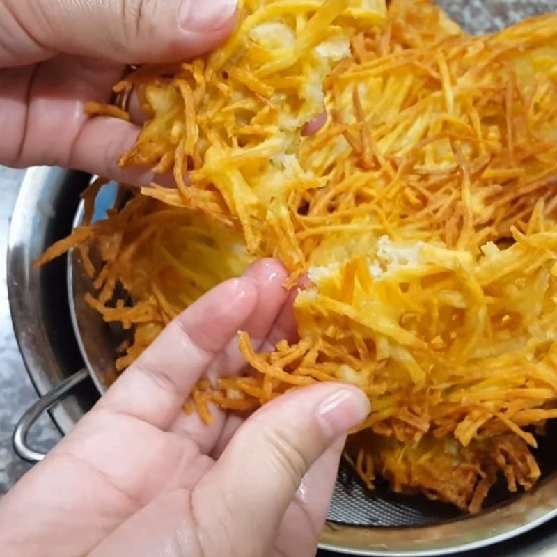 Đĩa bánh khoai lang rán giòn tan hấp dẫn