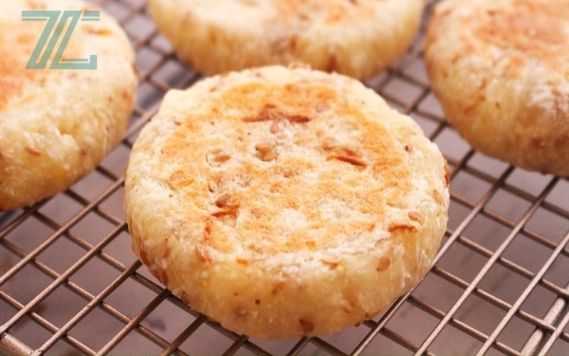 Đĩa bánh khoai mì truyền thống, mềm dẻo, đang chờ tìm hiểu bánh sắn nướng bao nhiêu calo