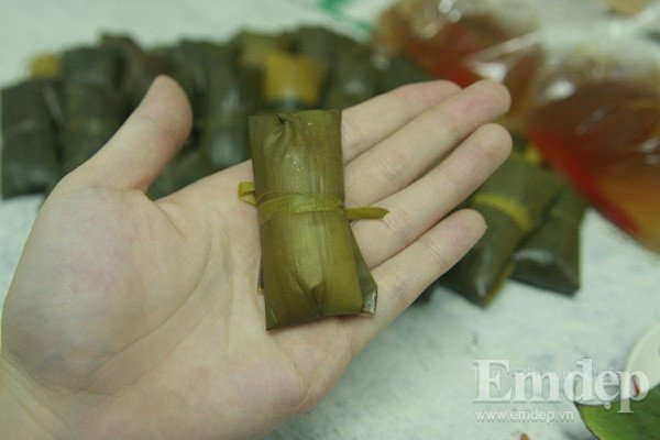 Đĩa bánh lọc Huế hấp dẫn, bày biện đẹp mắt cùng chén nước chấm