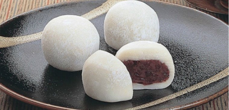 Đĩa bánh mochi nhân đậu đỏ thơm ngon, đẹp mắt đã hoàn thành.