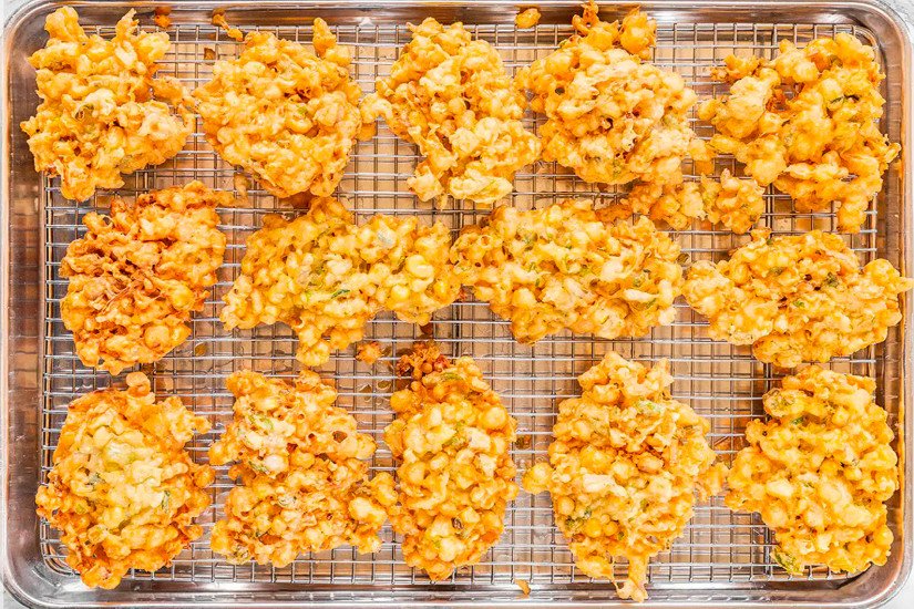 Đĩa bánh ngô phô mai nướng nóng hổi, phô mai tan chảy béo ngậy, được làm từ nồi chiên không dầu.