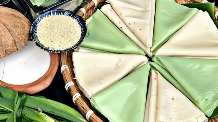 Đĩa bánh tráng sữa dừa thơm ngon với màu vàng nhạt, rắc mè rang trên bề mặt