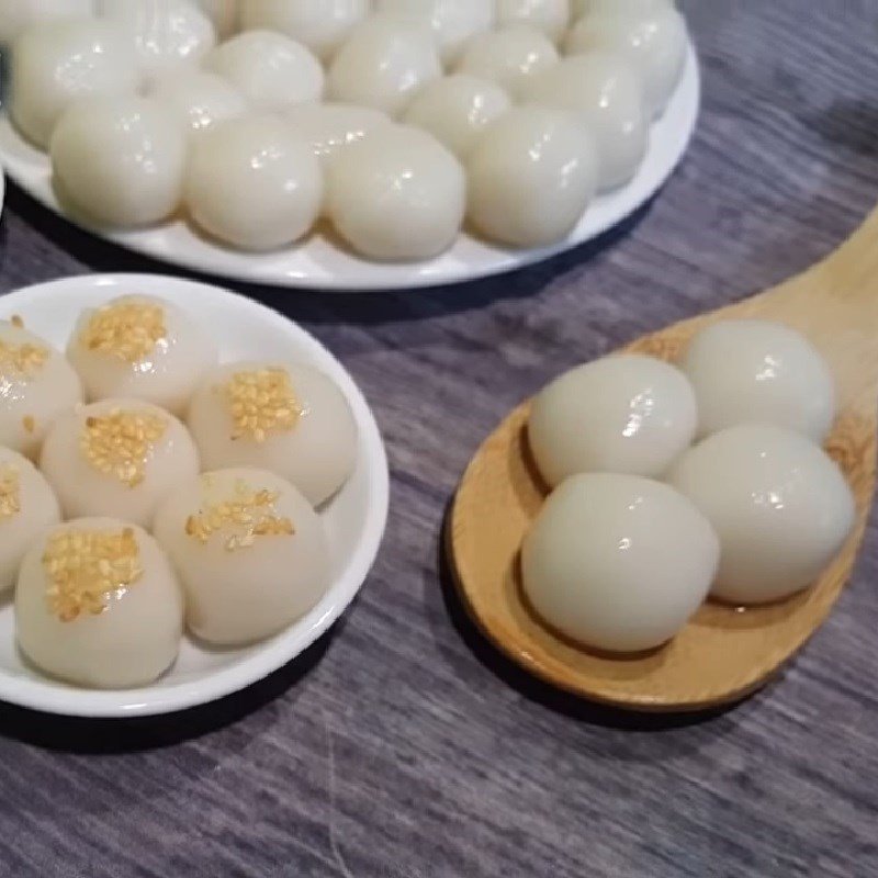 Đĩa bánh trôi đường đã hoàn thành với mè rang