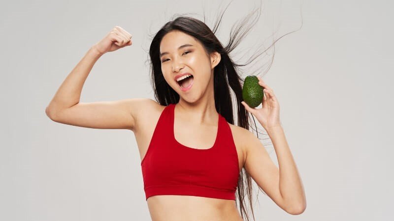 Đĩa bơ sáp thái lát trang trí trên rau xanh, hỗ trợ giảm nguy cơ hội chứng chuyển hóa