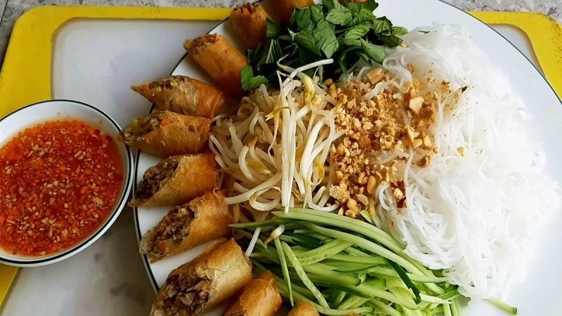 Đĩa bún chả giò chay trộn với rau sống tươi mát