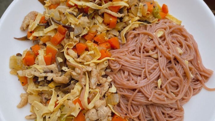 Đĩa bún gạo lứt trộn thơm ngon hỗ trợ giảm cân