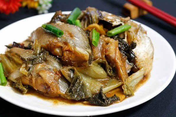 Đĩa cá nục kho dưa chua nóng hổi, mời gọi thưởng thức cùng cơm trắng.