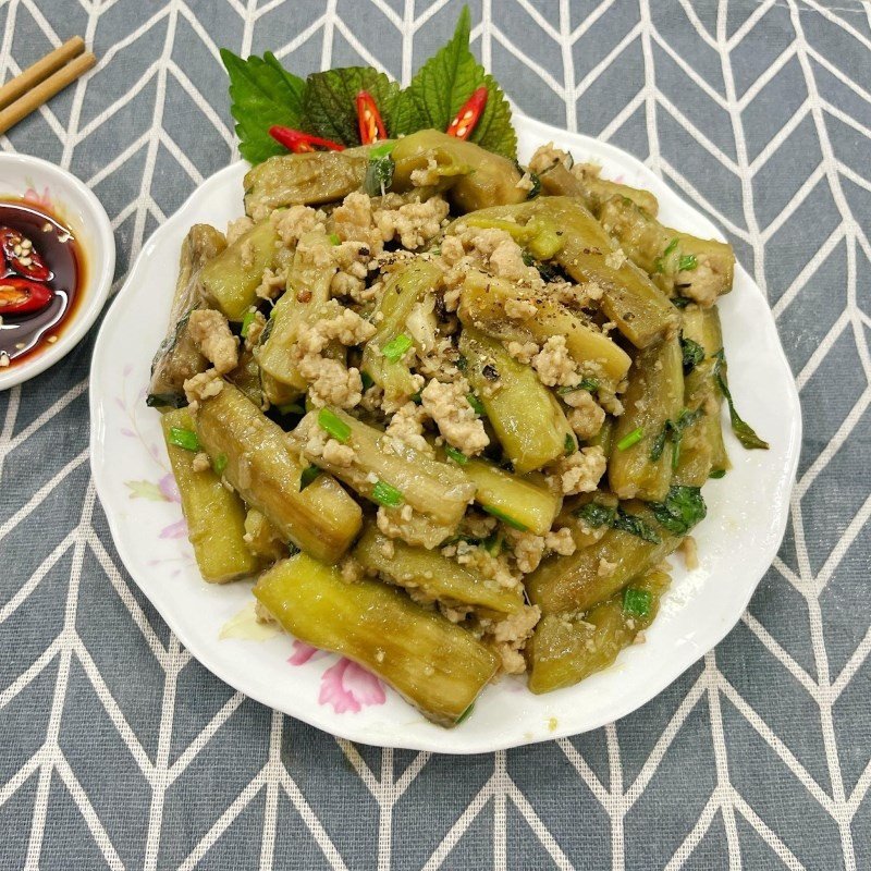 Đĩa cà tím xào thịt băm nóng hổi