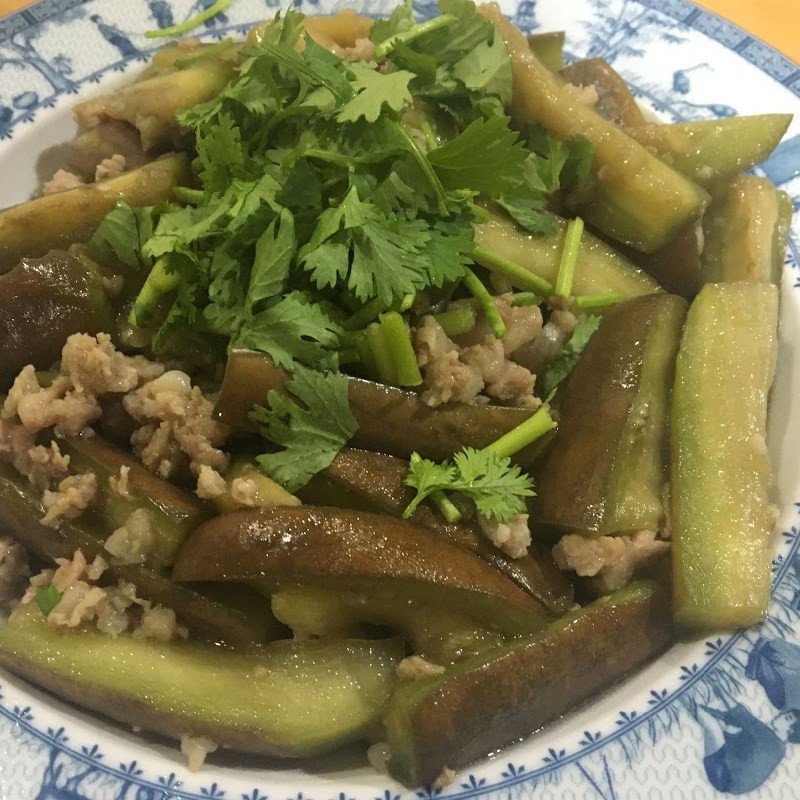 Đĩa cà tím xào thịt băm thơm ngon đã hoàn thành