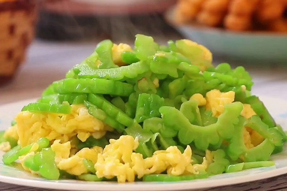 Đĩa cách xào khổ qua trứng vàng ươm, xanh mướt sẵn sàng thưởng thức