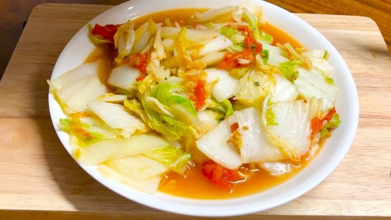 Đĩa cải thảo xào cà chua đã hoàn thành, sẵn sàng thưởng thức