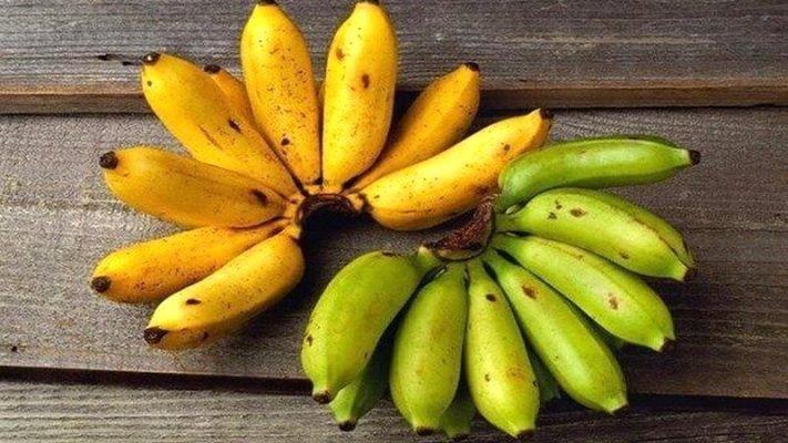 Đĩa chuối cau đã bóc vỏ, minh họa giá trị dinh dưỡng và lượng calo của chuối cau