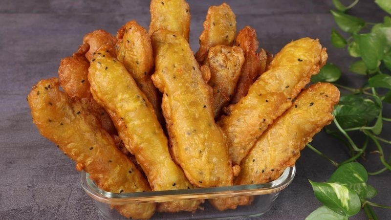 Đĩa chuối chiên đặt cạnh đồng hồ, tượng trưng cho việc tránh ăn vào buổi tối để kiểm soát calo.