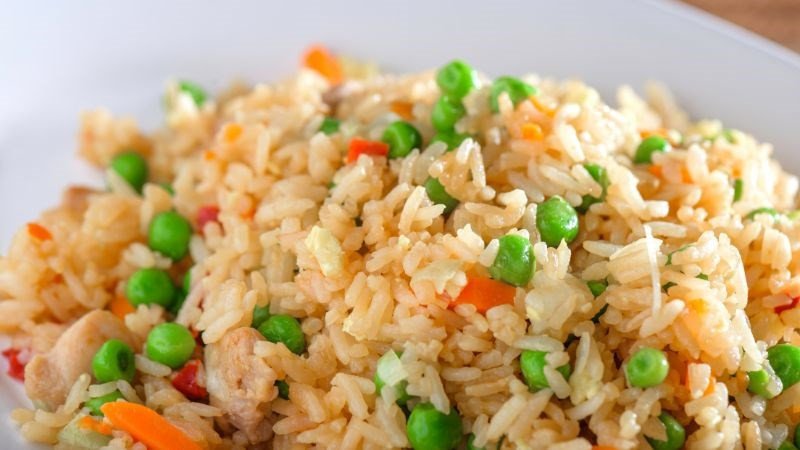 Đĩa cơm chiên rau củ đầy màu sắc và lành mạnh