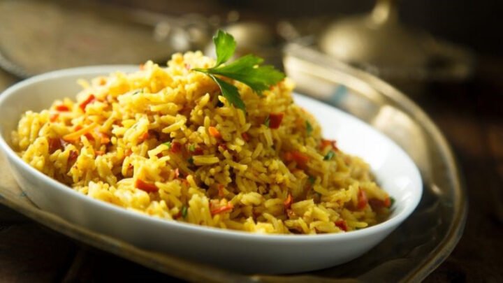 Đĩa cơm chiên thịt bò thơm ngon hấp dẫn