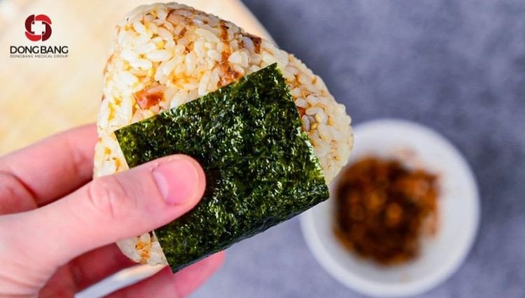 Đĩa cơm nắm rong biển xanh tươi và hấp dẫn, lựa chọn ít calo