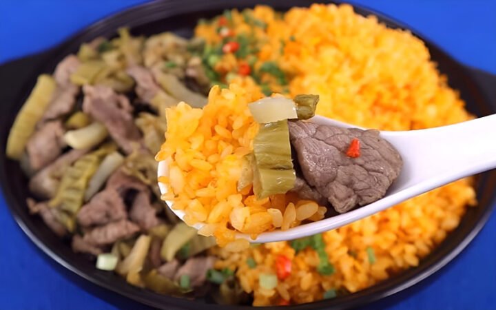 Đĩa cơm rang dưa bò thơm ngon với thịt bò và dưa muối