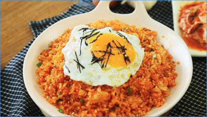 Đĩa cơm rang trứng vàng óng, thơm ngon hấp dẫn với hành lá