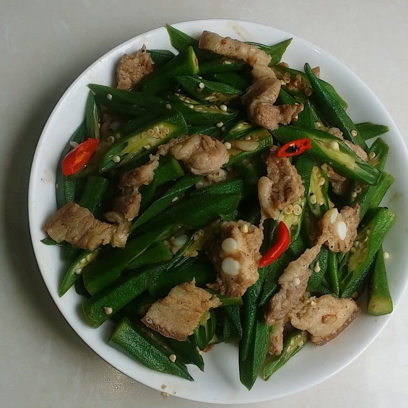 đĩa đậu bắp xào thịt ba rọi thành phẩm hấp dẫn