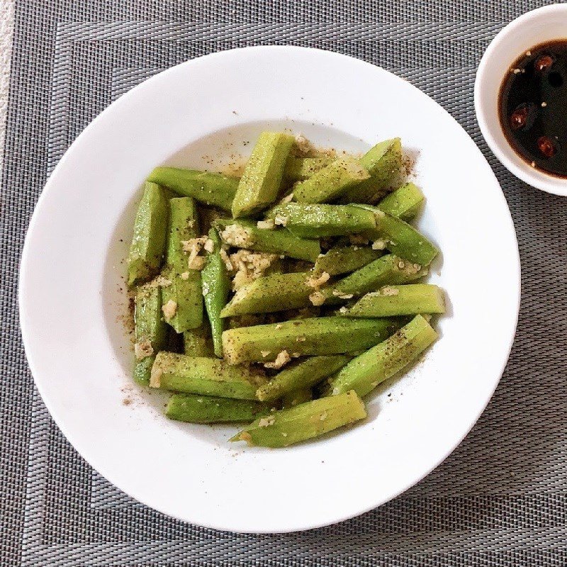 Đĩa đậu bắp xào tỏi nóng hổi ăn kèm cơm trắng