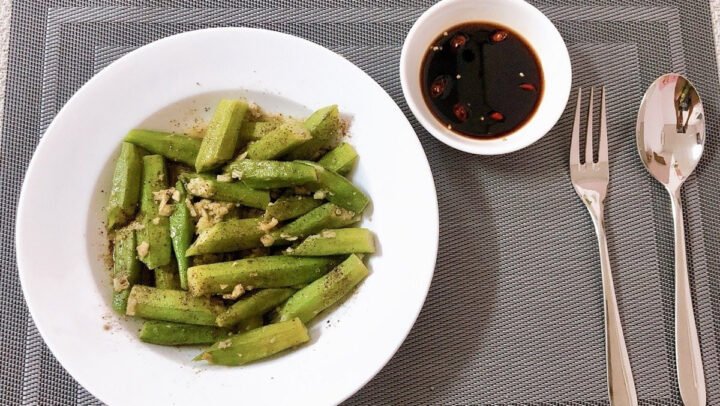 Đĩa đậu bắp xào tỏi thơm ngon trên bàn ăn