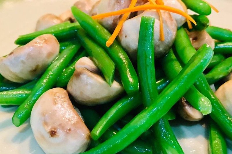 Đĩa đậu đũa xào nấm rơm chay thơm ngon