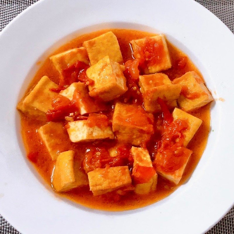Đĩa đậu hũ sốt cà chua chay đã hoàn thành