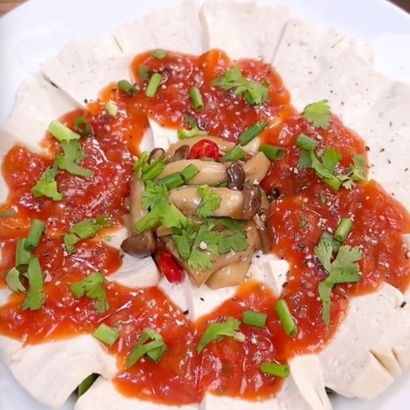 Đĩa đậu hũ sốt cà chua với nấm đùi gà hoàn chỉnh