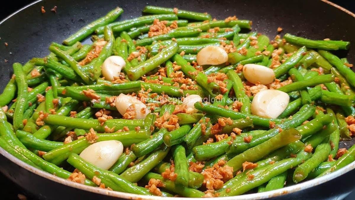 Đĩa đậu que xào tỏi chuẩn vị, biểu tượng cho một cách xào đậu que đơn giản tại nhà