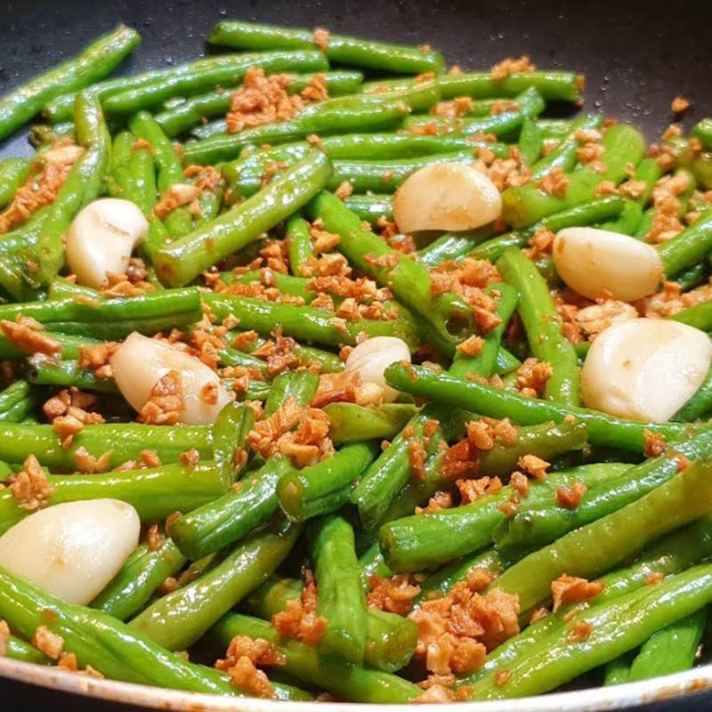 Đĩa đỗ xào tỏi xanh mướt, chuẩn vị cho bữa cơm