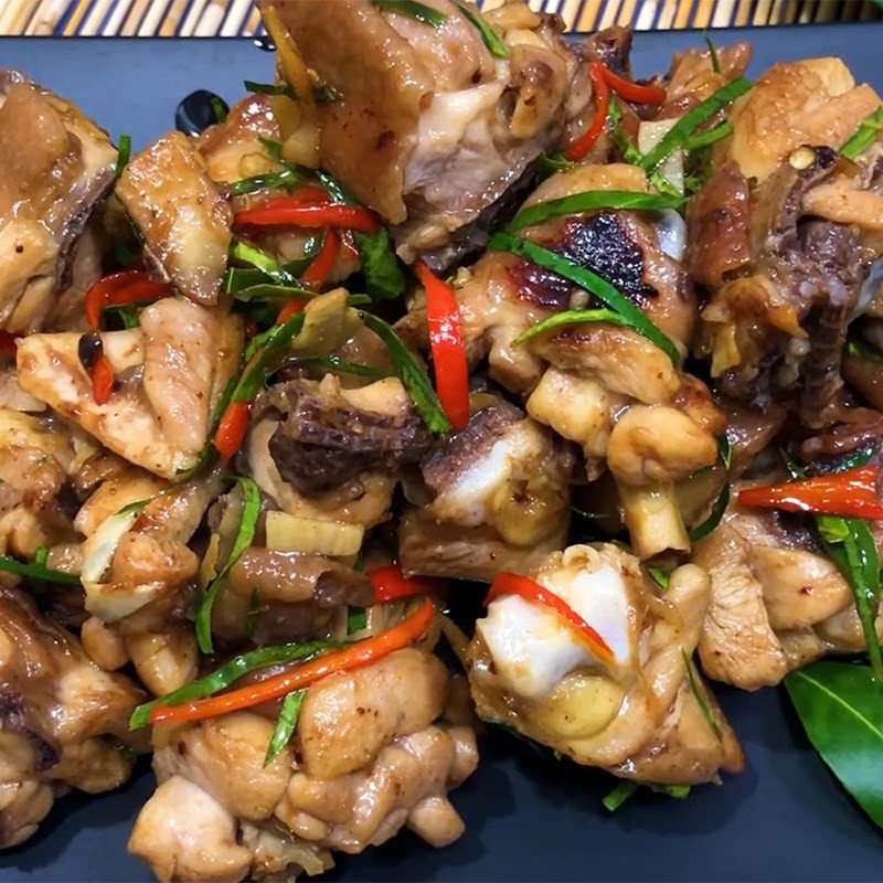 Đĩa gà rang lá chanh nóng hổi hấp dẫn