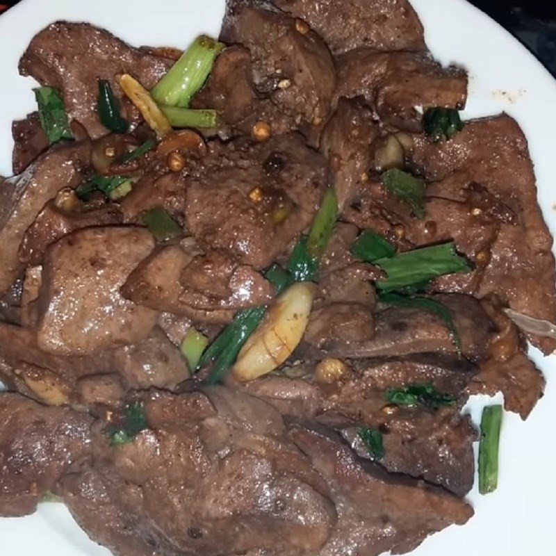 Đĩa gan bò xào tỏi nóng hổi, thơm lừng