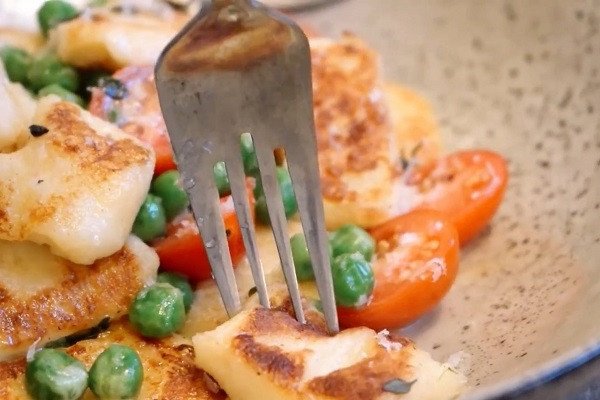 Đĩa gnocchi thơm ngon, một biến thể của bánh bột chiên kiểu Ý, sẵn sàng thưởng thức