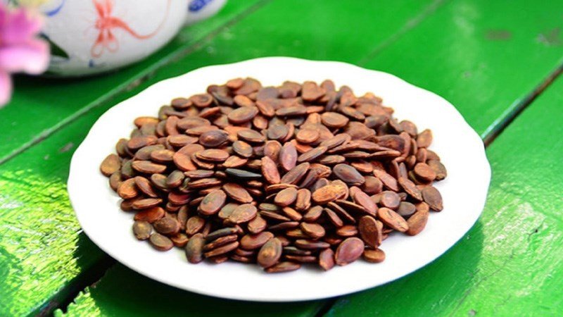 Đĩa hạt dưa được chia khẩu phần nhỏ, thể hiện việc kiểm soát lượng ăn để đảm bảo sức khỏe và không lo về calo