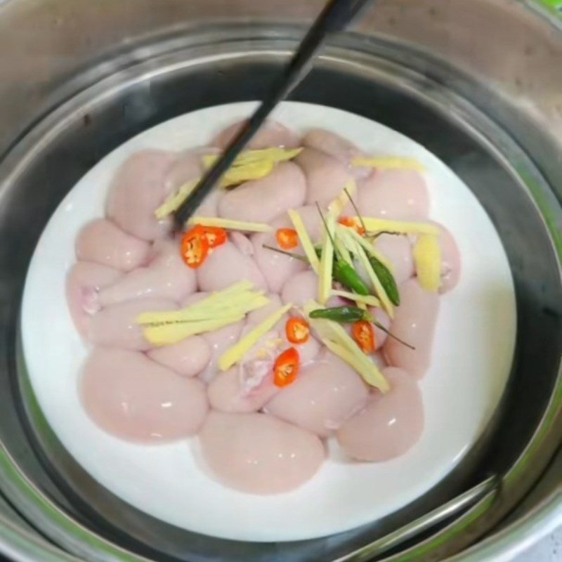 Đĩa kê gà đang được hấp chín