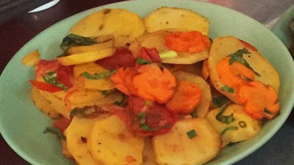 Đĩa khoai tây xào cà rốt và tỏi hoàn chỉnh với màu sắc tươi tắn, hấp dẫn