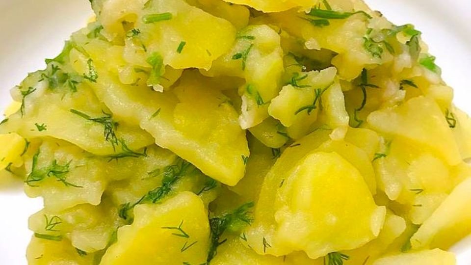 Đĩa khoai tây xào tỏi nóng hổi, vàng ươm, hấp dẫn sau khi chế biến