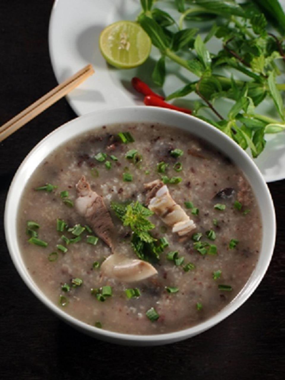 Đĩa lòng heo tổng hợp đã luộc chín và thái miếng vừa ăn