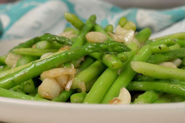 Đĩa măng tây xào bơ tỏi thơm lừng, là một cách xào măng tây được ưa chuộng