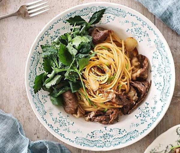 Đĩa mì xào thịt bò kiểu Hàn Quốc hấp dẫn với vừng rang và rau xanh, sẵn sàng thưởng thức