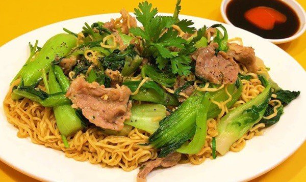 Đĩa mì xào thịt bò rau cải thơm ngon hấp dẫn đã hoàn thành, sẵn sàng thưởng thức