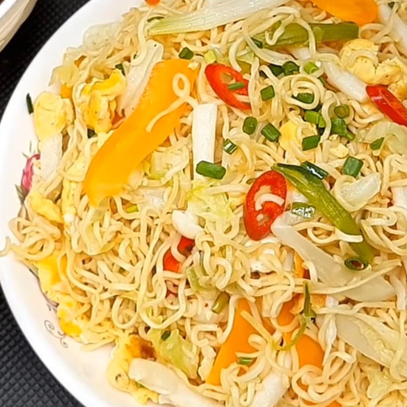 Dĩa mì xào trứng rau củ nấm hoàn chỉnh, thơm ngon và bổ dưỡng
