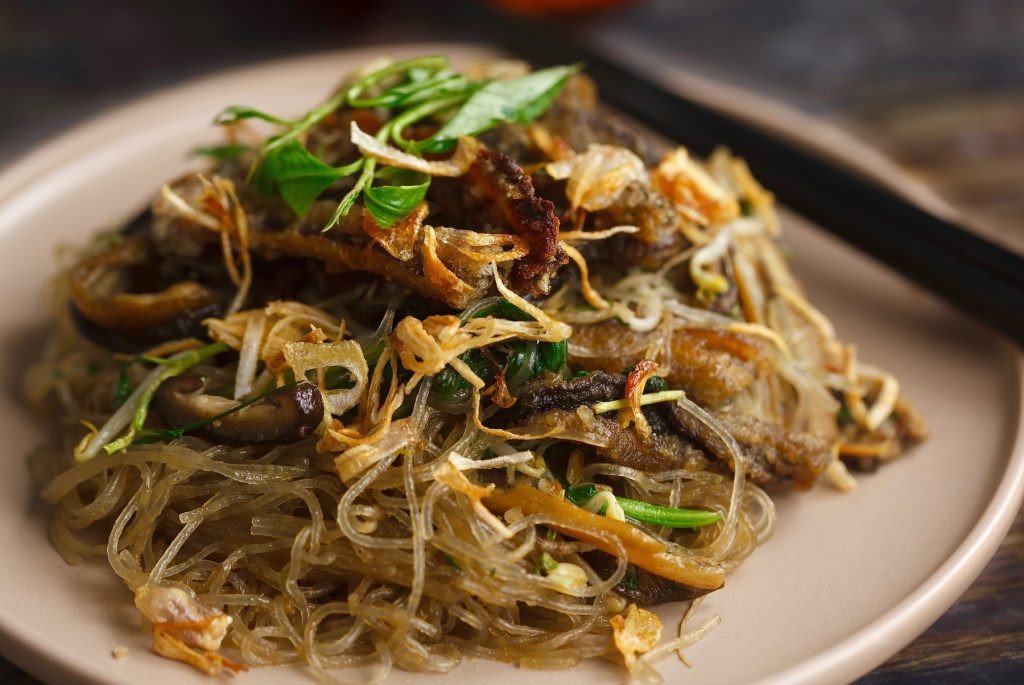 Đĩa miến lươn xào nóng hổi, sợi miến tơi vàng óng và thịt lươn chiên giòn hấp dẫn