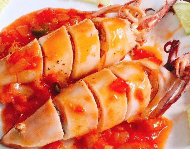 Đĩa mực nhồi thịt sốt cà chua nóng hổi, màu sắc hấp dẫn, sẵn sàng thưởng thức
